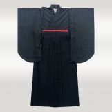 着物：黒無地　/　袴：黒赤ひも95